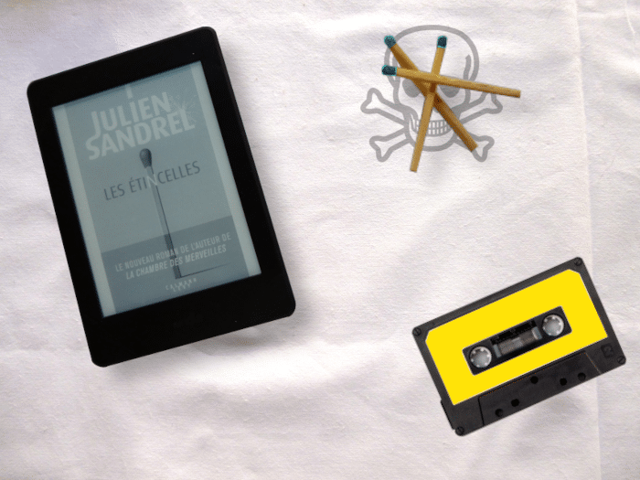 Liseuse avec en couverture le livre de Julien Sandre, des allumettes sur le symbole danger (tête de mort, tibias croisés) et une cassette.