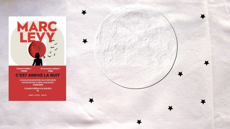 En arrière plan, la lune et des étoiles noires. Au premier plan la couverture du livre de Marc Lévy, C'est arrivé la nuit.