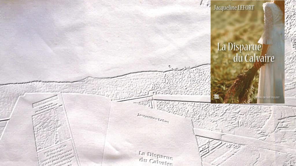 En arrière plan, un livre ouvert sur une terrasse, au premier plan la couverture du livre de Jacqueline Lefort, La disparue du calvaire