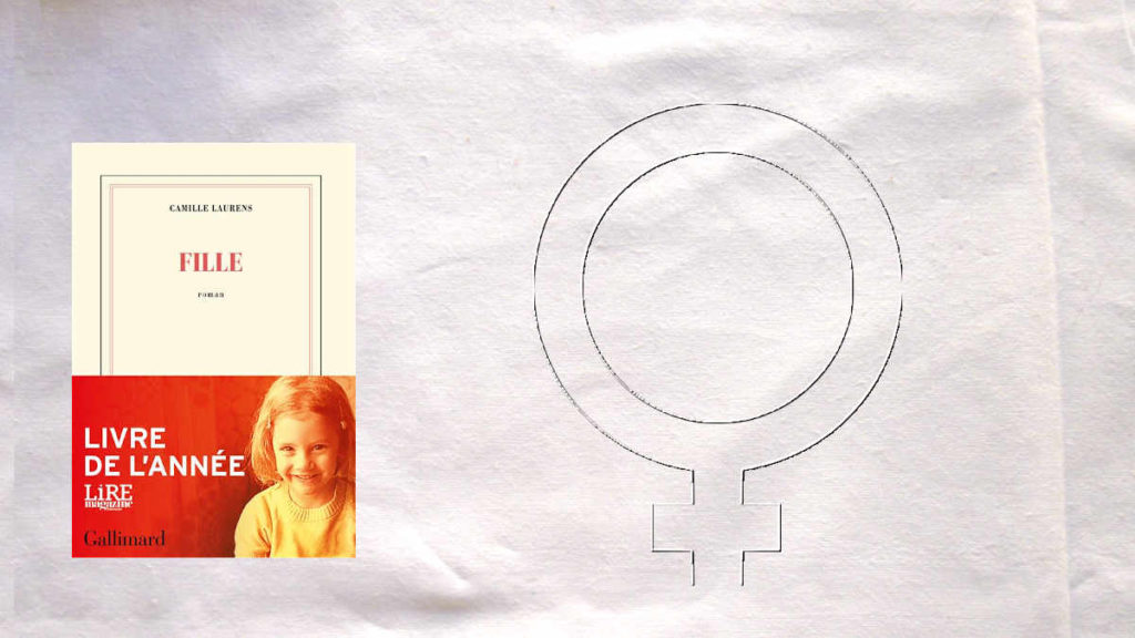 A l'arrière plane, le symbole pour le féminin, au premier plan, la couverture du livre de Camille Laurens, Fille