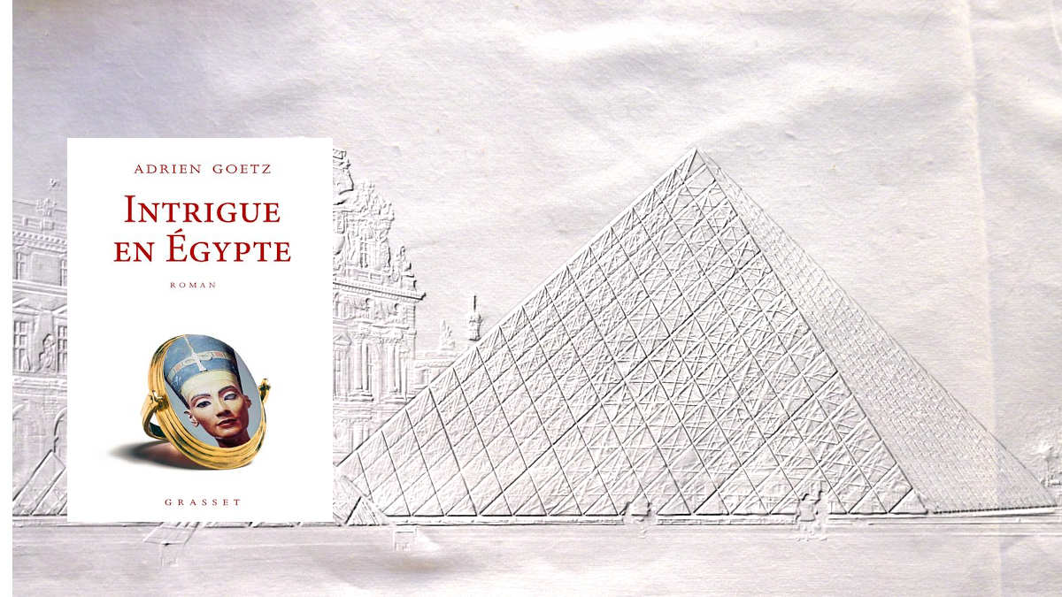 En arrière plan, la pyramide du Louvre, au premier plan, la couverture du livre d'Adrien Goetz, Intrigue en Egypte