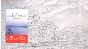 A l'arrière-plan, le fort de l'île de Spinalonga, au premier plan, la couverture du livre de Victoria Hislop, L'île des oubliés