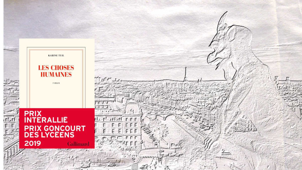 A l'arrière-plan, une gargouille regarde Paris, au premier plan, la couverture du livre de Karine Tuil, Les choses humaines