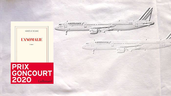 A l'arrière plan, deux avions d'Air France, au premier-plan, la couverture du livre d'Hervé Le Tellier, L'anomalie