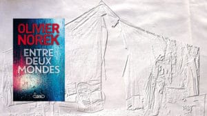 A l'arrière plan, une tente. Au premier plan, la couverture du livre d'Olivier Norek, Entre deux mondes