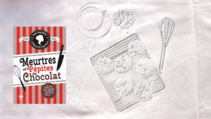 En arrière plan, un fouet de pâtisserie, une grille et des cookies, au premier plan, la couverture du livre de Joanne Flucke, Meurtre et Pépites de chocolat