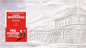 En arrière plan, une carte postale représentant la Dozier School, au premier plan, la couverture du livre de Colson Whitehead, Nickel Boys