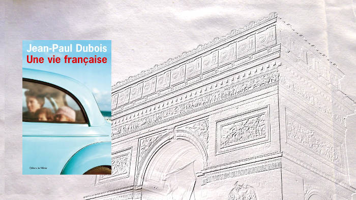 A l'arrière plan, l'Arc de Triomphe et un drapeau. Au premier plan, la couverture du livre de Jean-Paul Dubois, Une vie française