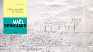 A l'arrière plan, un fort abandonné au Maroc, au premier plan, la couverture du livre de Maël Renouard, L'historiographe du royaume
