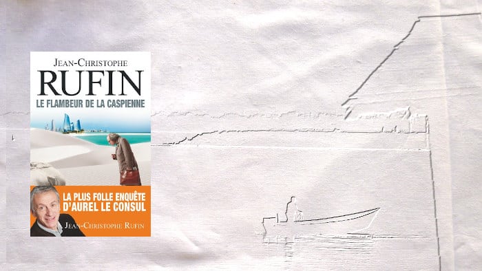 La mer Caspienne en arrière-plan, la couverture du livre de Jean-Christophe Rufin, Le flambeur de la Caspienne