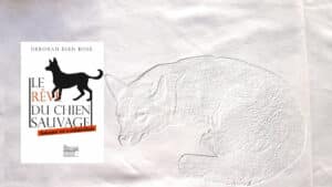 A l'arrière plan, dessin d'un dingo (chien sauvage d'Australie), au premier plan, la couverture du livre de Deborah Bird Rose, Le rêve du chien sauvage