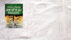 En arrière plan, une porcherie, au premier plan, la couverture du livre de Cécile Coulon, Une bête au paradis
