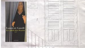 A l'arrière-plan, une fenêtre aux volets fermés, au premier plan, la couverture du livre de Laurent Gaudé, Le soleil des Scorta