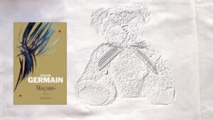 En arrière plan, un ours en peluche, au premier plan, la couverture du livre de Sylvie Germain, Magnus