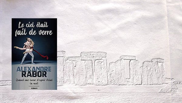 En arrière plan, les pierres de Stonehenge, au premier plan, la couverture du livre d'Alexandre Rabor, Le ciel était fait de verre