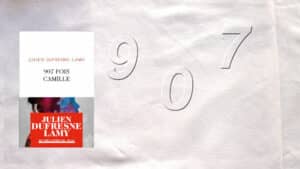 En arrière-plan, le chiffre 907, au premier plan, la couverture du livre de Julien Dufresne-Lamy, 907 fois Camille