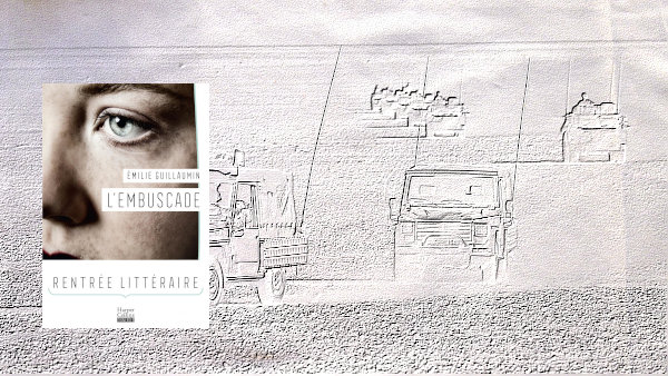 En arrière plan, véhicules des Forces armées françaises, au premier plan, couverture du livre d'Emilie Guillauminn L'embuscade