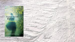 En arrière plan, de la boue, au premier plan, la couverture du livre de Joyce Carol Oates, Mudwoman