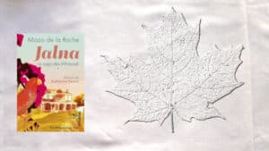 En arrière plan, une feuille d'érable, au premier plan, couverture du livre de Mazo de la Roche, Jalna