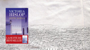 A l'arrière plan, la ville de Plaka, au premier plan, la couverture du livre de Victoria Hislop, Cette nuit-là