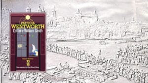 En arrière-plan, la parade de la Victoire à Londres (1946) et au premier plan, la couverture du livre de Patricia Wentworth, L'affaire William Smith