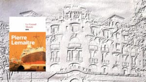 A l'arrière-plan, l'hôtel Majestic à Saïgon dans les années 1940, couverture du livre de Pierre Lemaitre, Le Grand Monde
