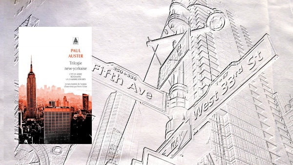 A l'arrière-plan, panneaux de direction de New-york et au premier plan, couverture du livre de Paul Auster, Trilogie New-yorkaise