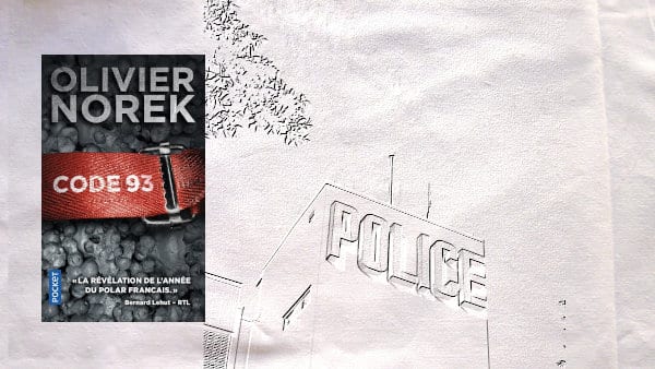 A l'arrière-plan, un commissariat de police, au premier plan, la couverture du livre d'Olivier Norek, Code 93