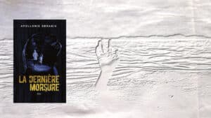 En arrière-plan, une main qui sort de l'eau, au premier plan, la couverture du livre de Apollonie Sbragia, La dernière morsure