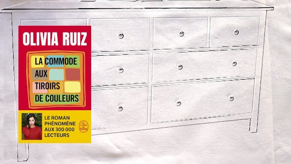 A l'arrière-plan, une commode, au premier plan, la couverture du livre d'Olivia Ruiz, La commode aux tiroirs de couleurs