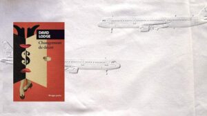 A l'arrire-plan, deux avions se croisent, au premier plan la couverture du livre de David Lodge, Changement de décor