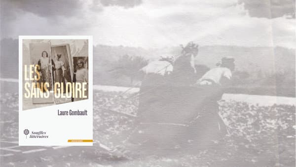 A l'arrière-plan, des femmes labourent un champ (1917) et au premier plan, la couverture du livre de Laure Gombault, Les sans-gloire