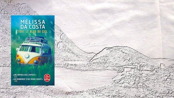 Paysage des Pyrénées en arrière-plan et au premier plan, la couverture du livre de Melina Da Costa, Tout le bleu du ciel