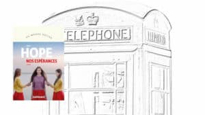 A l'arrière-plan, une cabine téléphonique londonienne, au premier plan, la couverture du livre d'Anna Hope, Nos espérances
