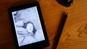 Une liseuse avec la couverture du livre de Gaëlle Nohant, La femme révélée
