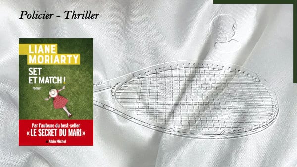En arrière-plan, une raquette de tennis et une balle, au premier plan, la couverture du livre de Liane Moriarty, Set et Match !