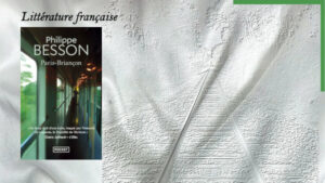 En arrière-plan, une voie de chemin de fer, au premier plan, la couverture du livre de Philippe Besson, Paris-Briançon
