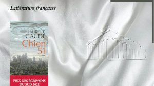 En arrière-plan, un temple grec, au premier plan, la couverture du livre de Laurent Gaudé, Chien 51