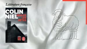 Une brebis en arrière-plan et la couverture du livre de Colin Niel, Seules les bêtes au premier plan