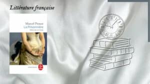 En arrière-plan, une pile de livre et une horloge. Au premier plan, la couverture du livre de Marcel Proust, La prisonnière.