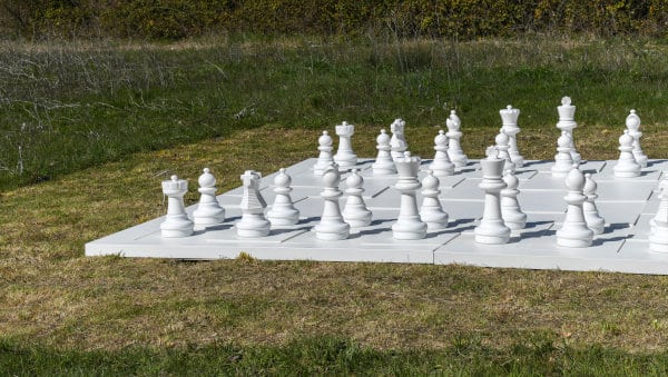 Le jeu d'échecs blanc de Yoko Ono