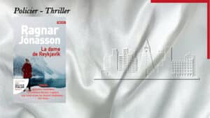 Un errière-plan, un dessin de Reykjavik, au premier plan, la couverture du livre de Ragnar Jónasson, La dame de Reykjavik