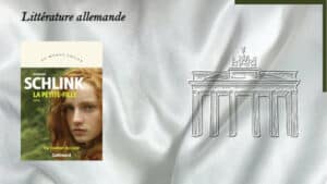 En arrière plan, la porte de Brandebourg (Berlin) et au premier plan, la couverture du livre de Bernhard Schlink, La petite fille