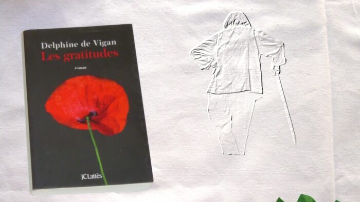 Photo du livre de Delphine de Vigan, Les gratitudes, feuillage, et en filigrane, une vieille femme de dos.