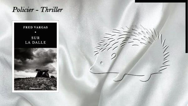 En arrière-plan, un hérisson et au premier plan, la couverture du livre de Fred Vargas, Sur la dalle