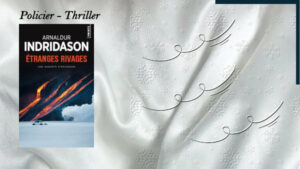En arrière-plan, une tempête de neige et au premier plan, la couverture du livre d'Arnaldur Indriðason, Etranges rivages