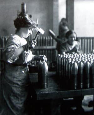 Femmes au travail dans une usine d'obus