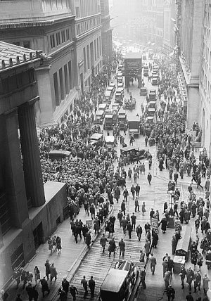 Foule à New York devant le Stock Exchange, le 29 octobre 1929