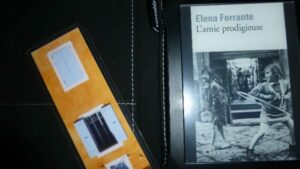 Liseuse et marque pages. Livre d'Elena Ferrante, l'amie prodigieuse