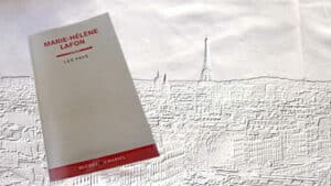 Le livre de Marie-Hélène Lafon, Les pays, avec en arrière plan une gravure de Paris avec la Tour Eiffel